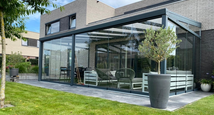 Antracieten tuinkamer met glaswanden