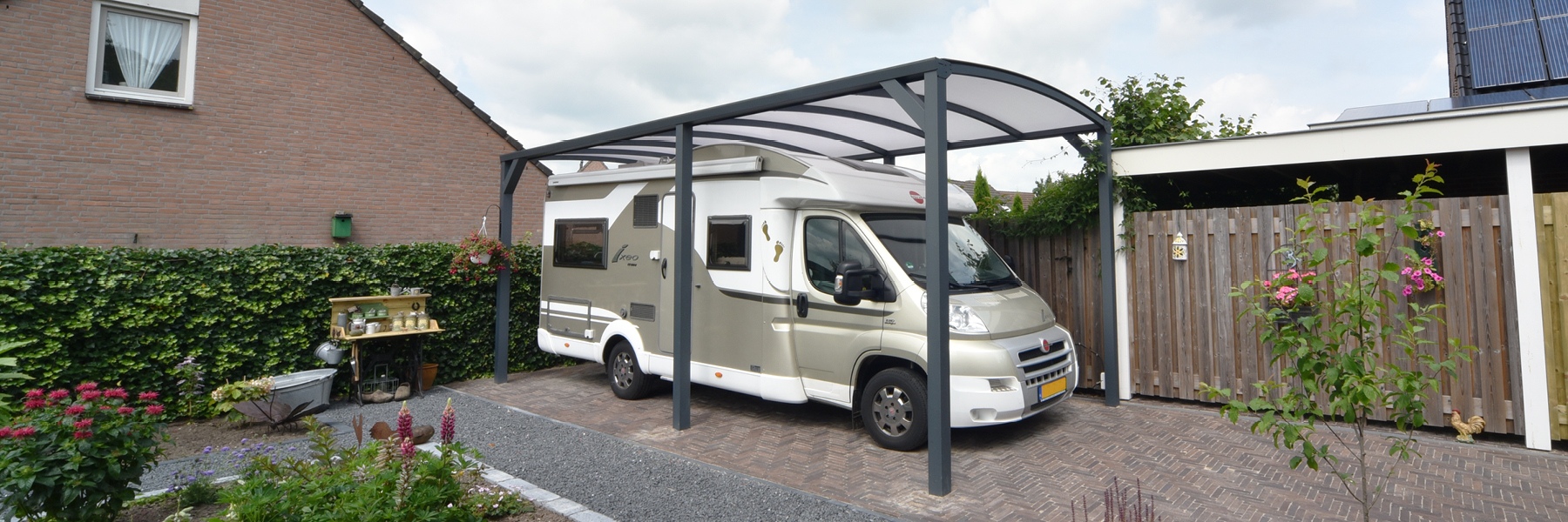 carports-gebogen met camper