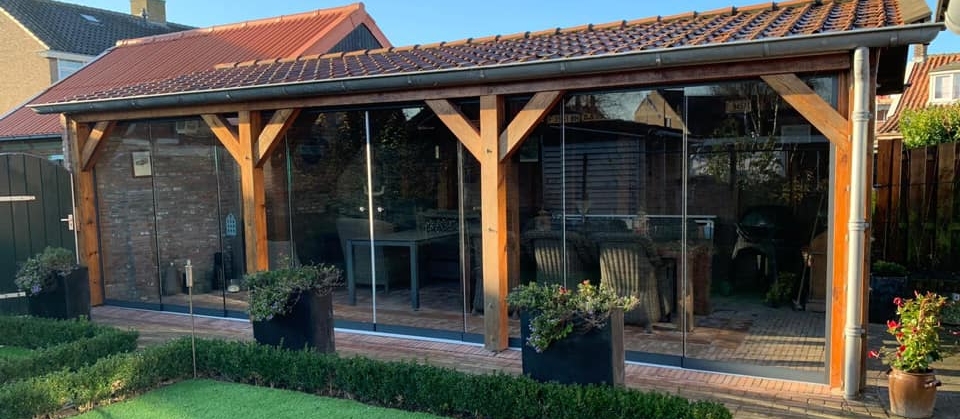 Houten overkapping met glaswanden