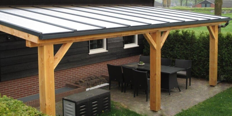 houten veranda aan huis met tuinset