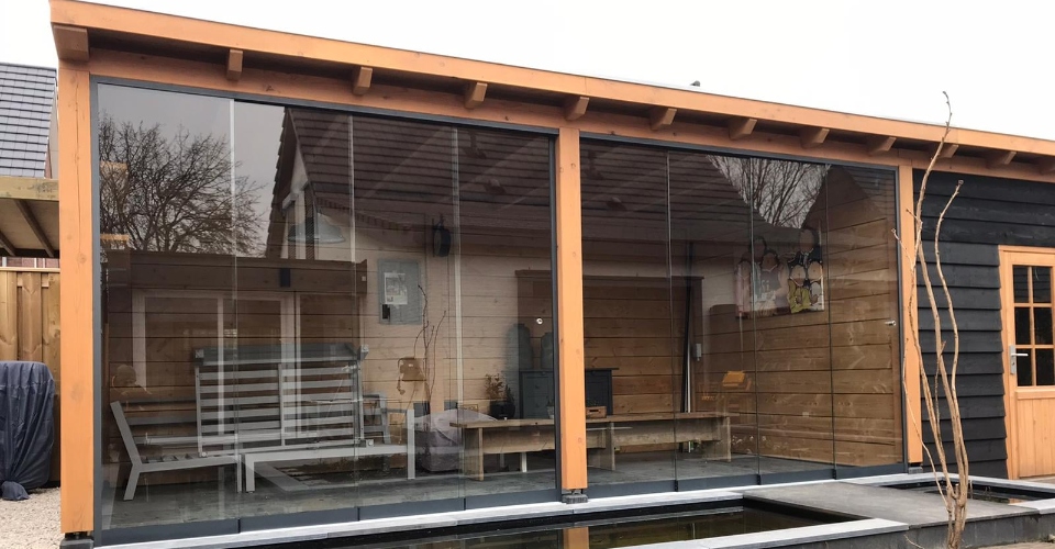 Houten veranda met glazen schuifwanden vrijstaand