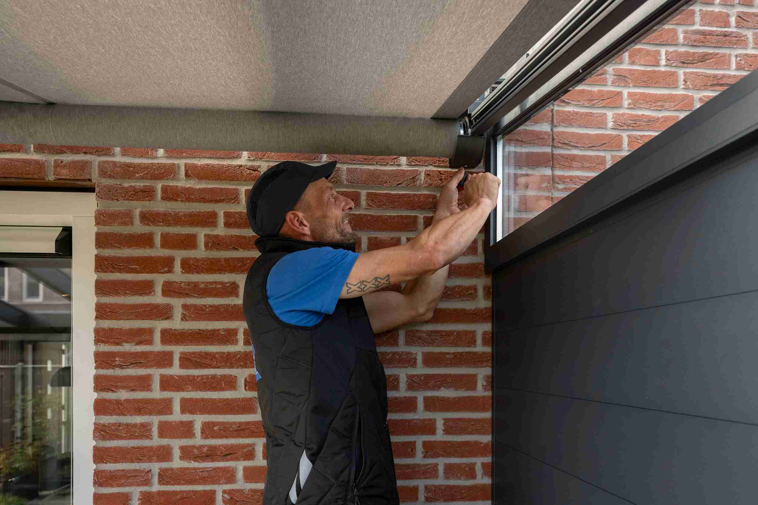 Monteur van Veranda Zeeland bezig met het monteren van een veranda