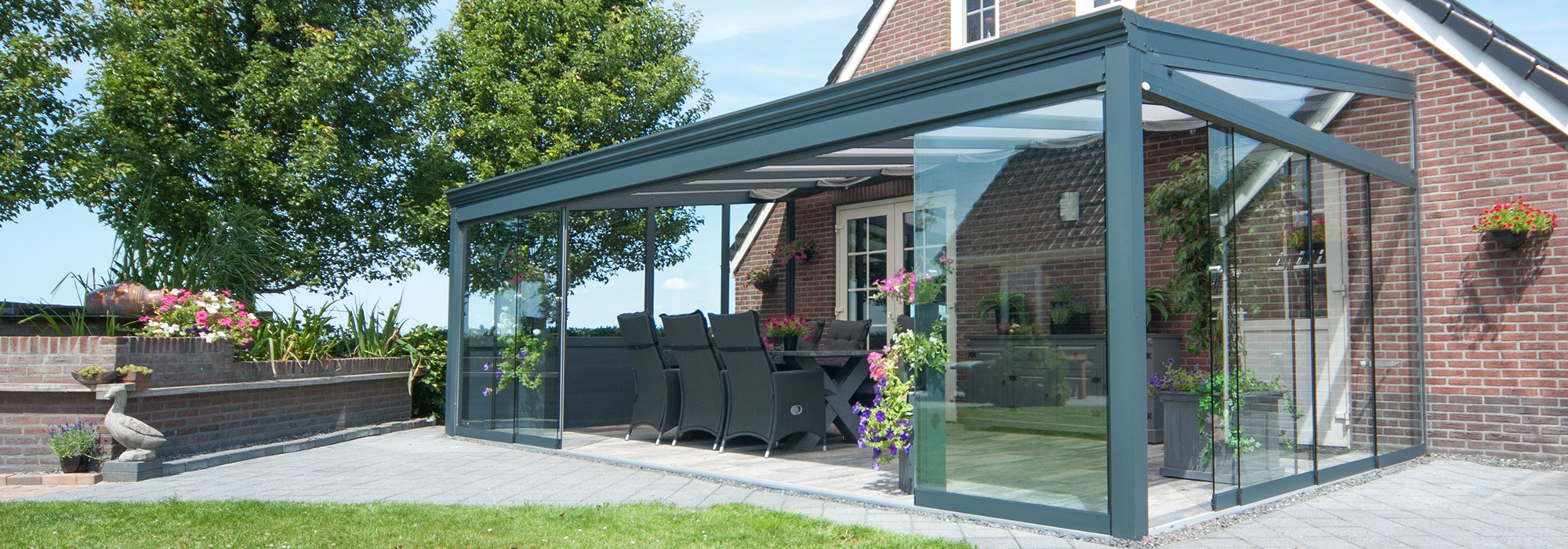 Aluminium overkapping met glazen schuifwand