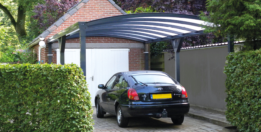 Verasol-Lijnen-Banners-carport-gebogen aan garage