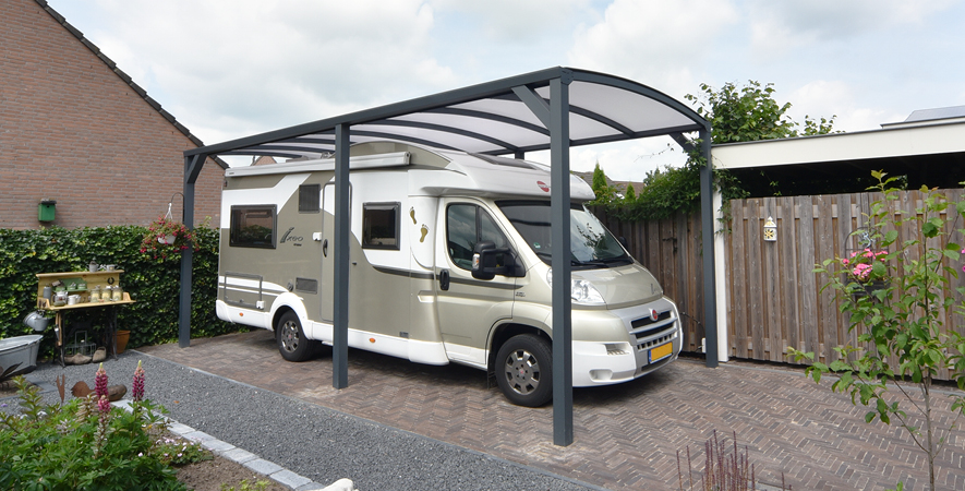 Verasol-Lijnen-Banners-carport-gebogen met caravan