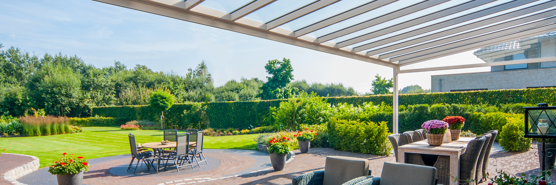 Witte veranda met tuinmeubelen